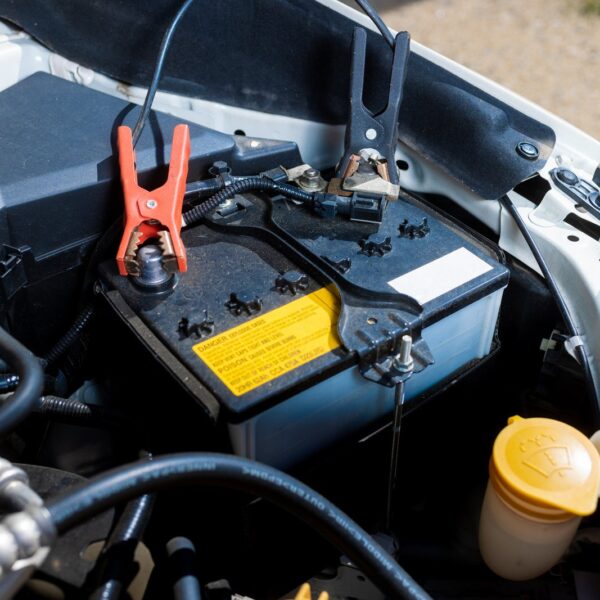 Jak podłączyć akumulator do auta? Krok po kroku.