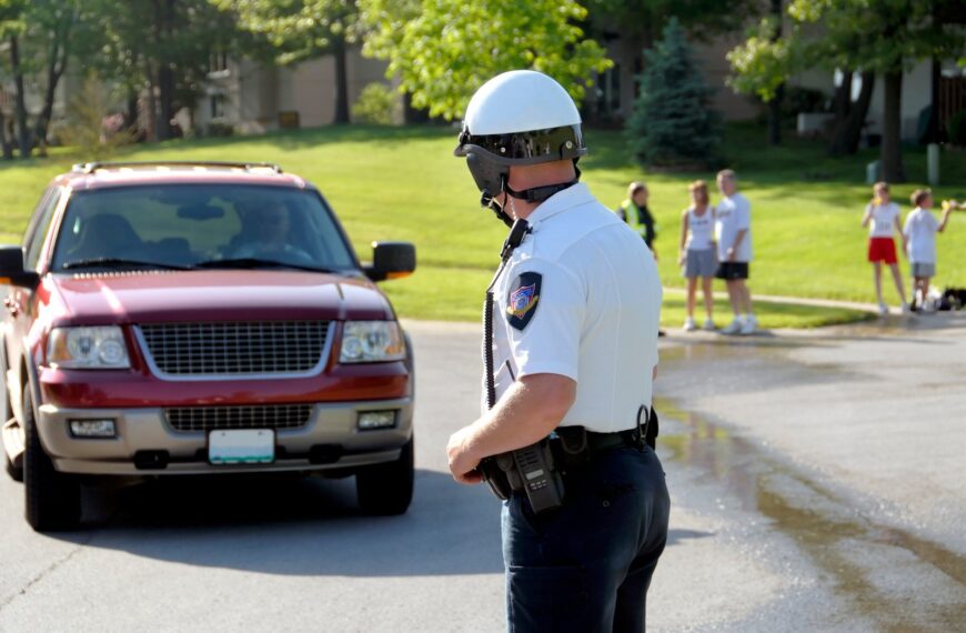 Kierowanie ruchem przez policjanta – zasady i gesty.