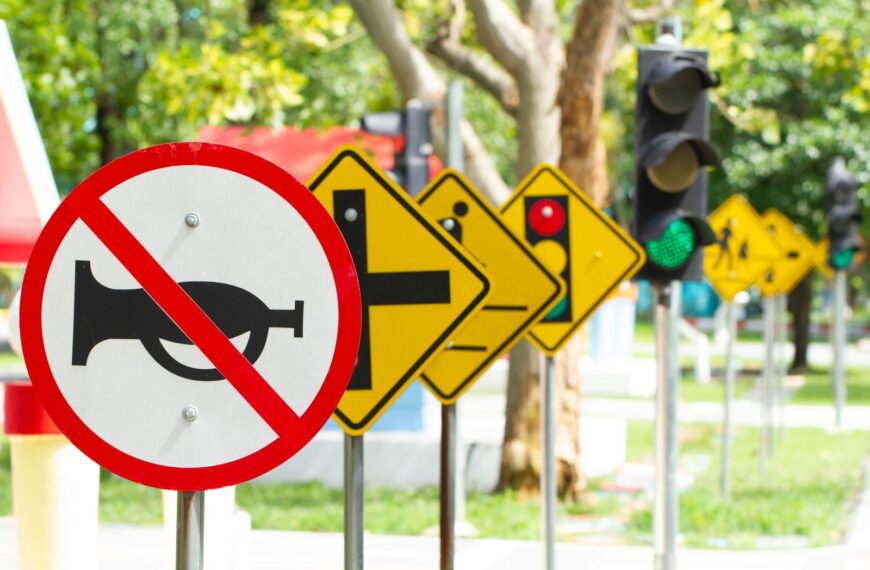 Nauka znaków drogowych – przydatne informacje…