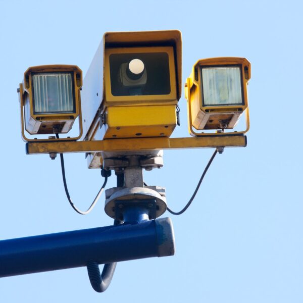 Odcinowy pomiar prędkości – jak działa i jak go uniknąć.