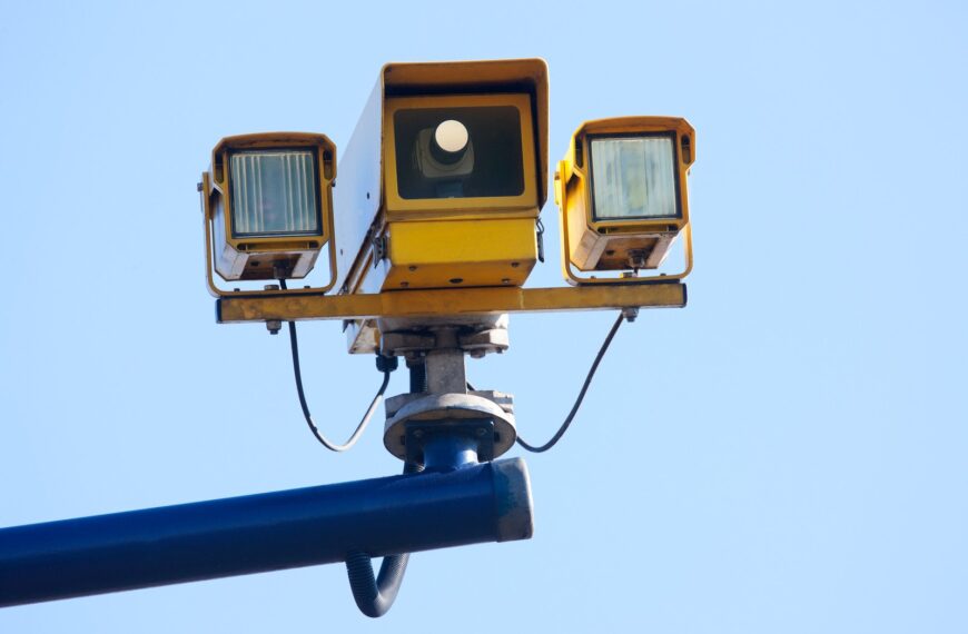 Odcinowy pomiar prędkości – jak działa i jak go uniknąć.