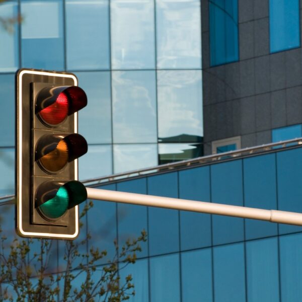 Sygnalizatory świetlne – zasady i znaczenie kolorów.