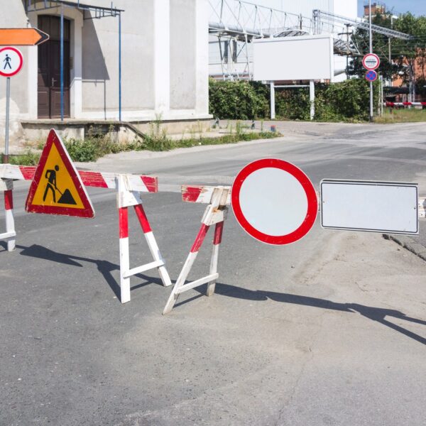 Znaki zakazu i nakazu – co oznaczają i jak je interpretować.