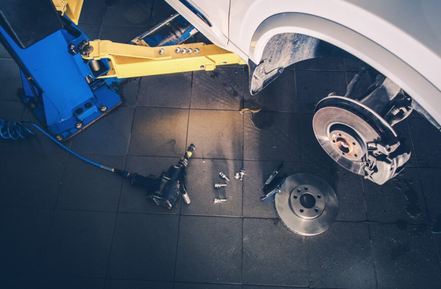 Samodzielna wymiana klocków hamulcowych – krok po kroku.