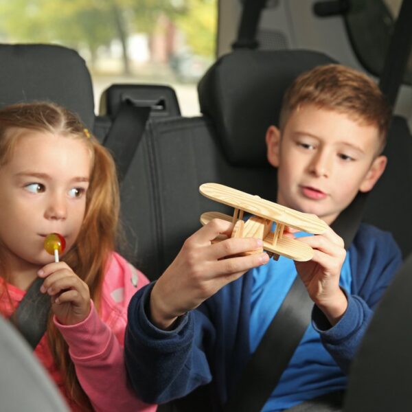 Jak bezpiecznie przewozić dzieci w samochodzie – przepisy i wskazówki.