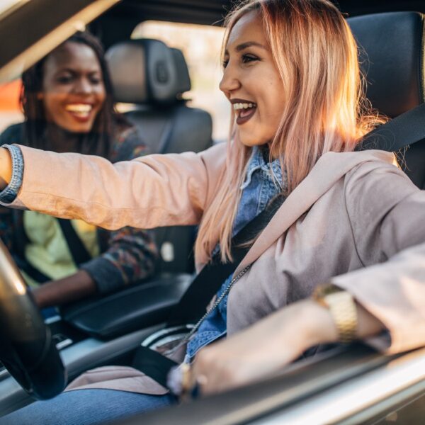 Jakie akcesoria zwiększają komfort podróży samochodem – przegląd najciekawszych rozwiązań