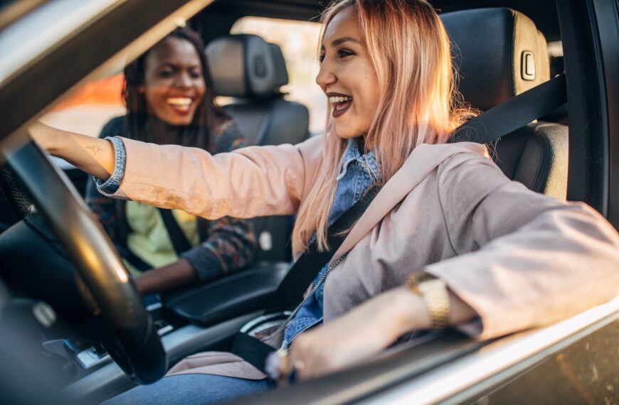 Jakie akcesoria zwiększają komfort podróży samochodem – przegląd najciekawszych rozwiązań