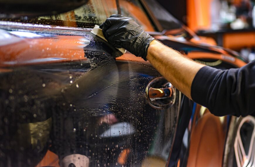Jak dbać o lakier samochodowy – techniki i środki ochrony