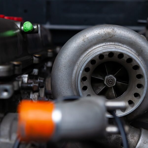 Jakie są różnice między turbosprężarką a kompresorem i który rozwiązanie lepiej wybrać dla swojego samochodu?
