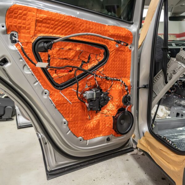 Sposoby na zmniejszenie hałasu dochodzącego z wnętrza samochodu – izolacja akustyczna krok po kroku.