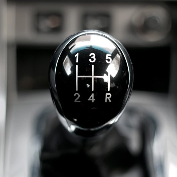 Automatyczne skrzynie biegów vs. manualne – zalety, wady i które lepiej wybrać?