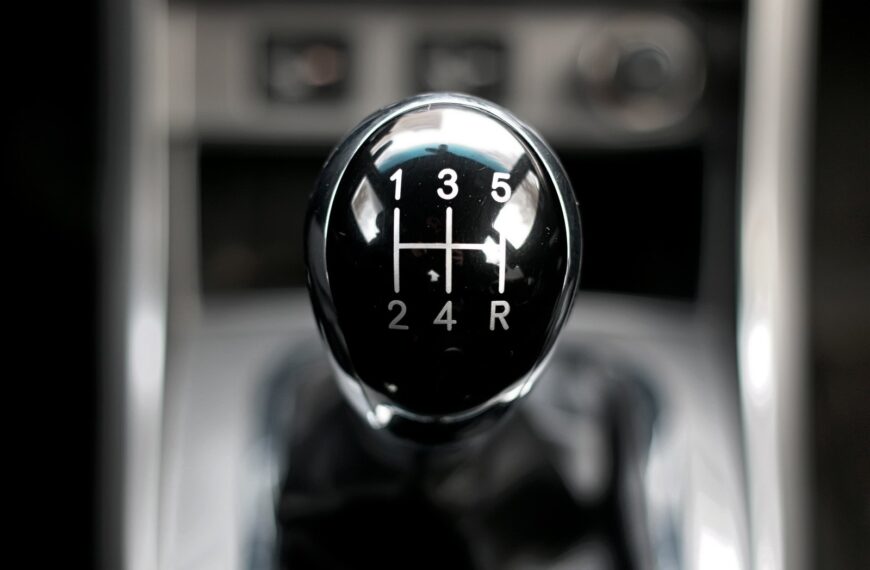 Automatyczne skrzynie biegów vs. manualne – zalety, wady i które lepiej wybrać?