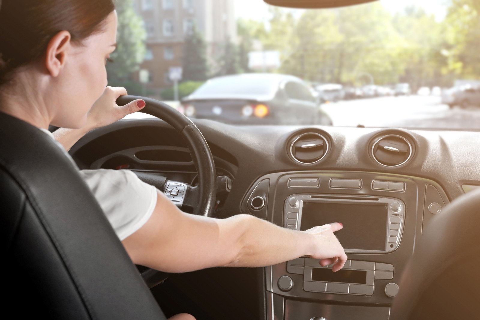 Innowacyjne technologie w systemach infotainment – co oferują najnowsze modele samochodów?